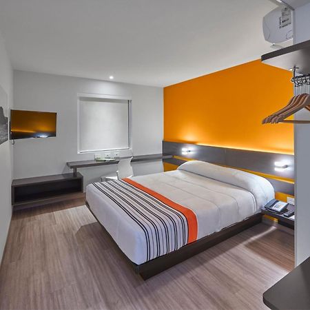 City Express Junior By Marriott Leon Centro De Convenciones Экстерьер фото