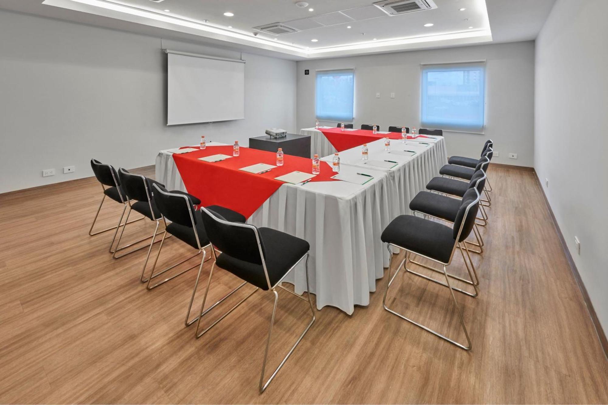 City Express Junior By Marriott Leon Centro De Convenciones Экстерьер фото