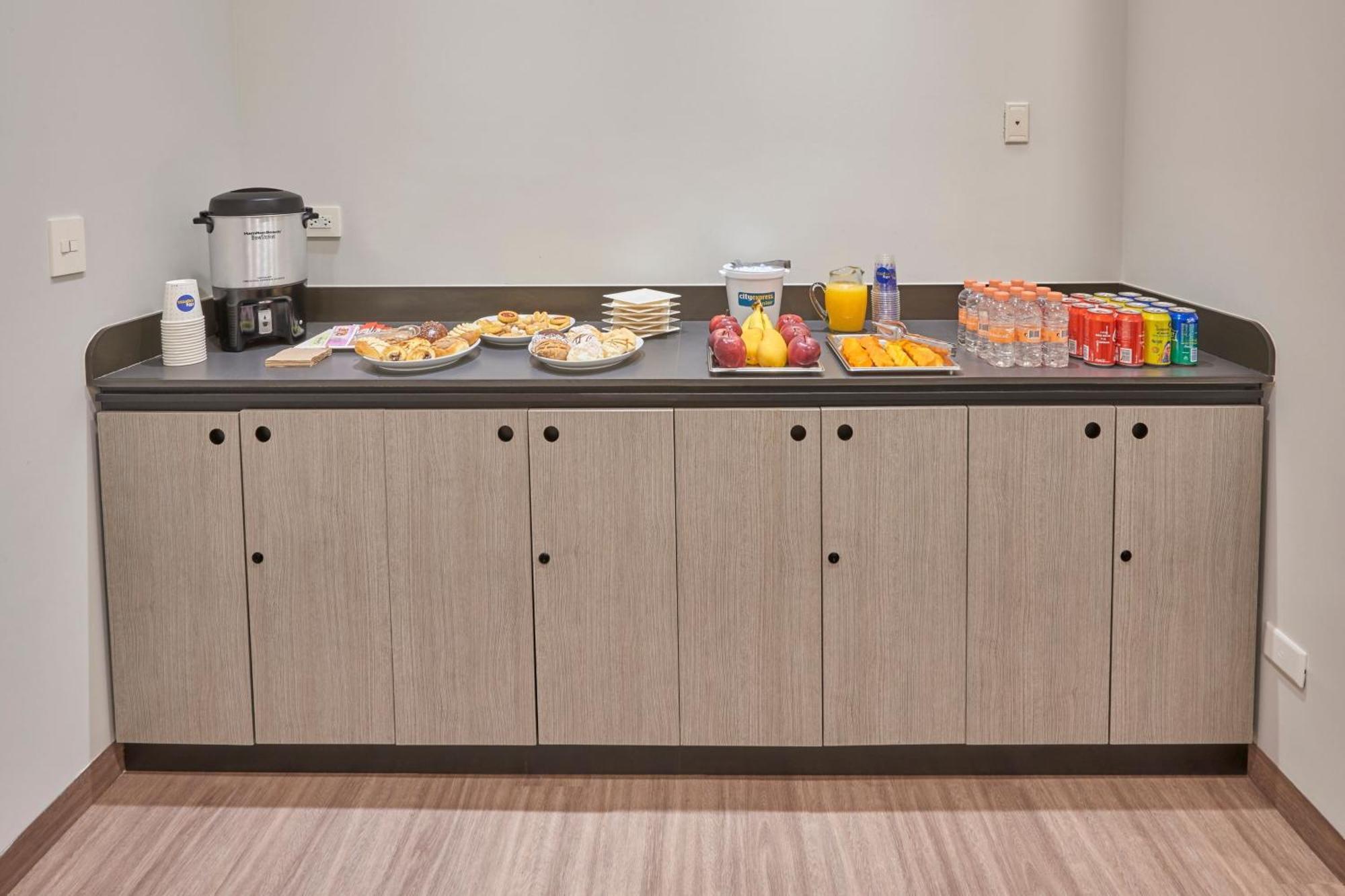 City Express Junior By Marriott Leon Centro De Convenciones Экстерьер фото