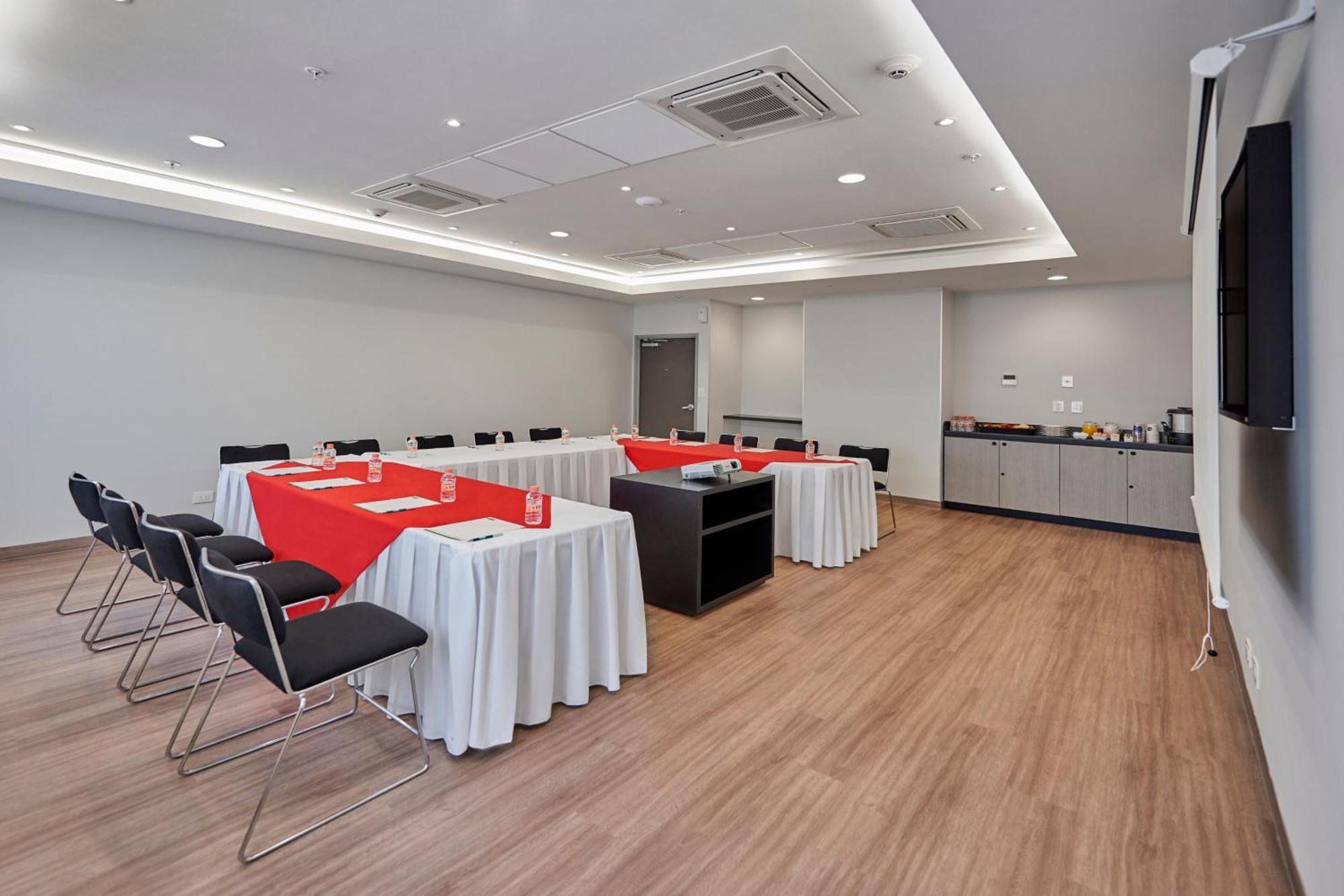 City Express Junior By Marriott Leon Centro De Convenciones Экстерьер фото