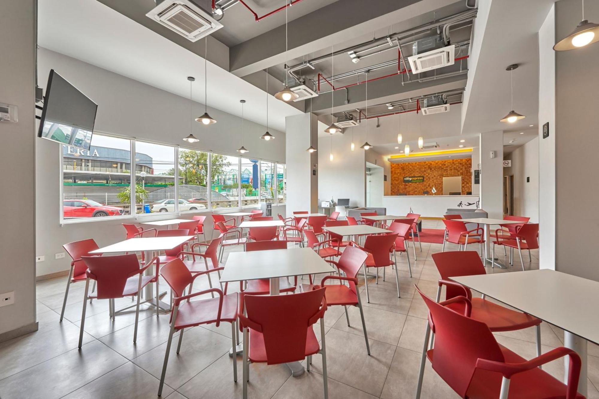 City Express Junior By Marriott Leon Centro De Convenciones Экстерьер фото