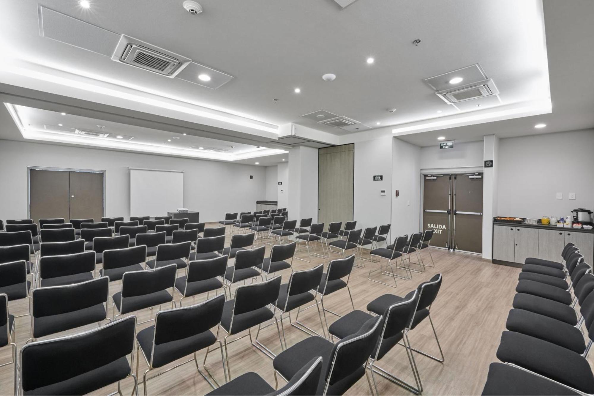 City Express Junior By Marriott Leon Centro De Convenciones Экстерьер фото