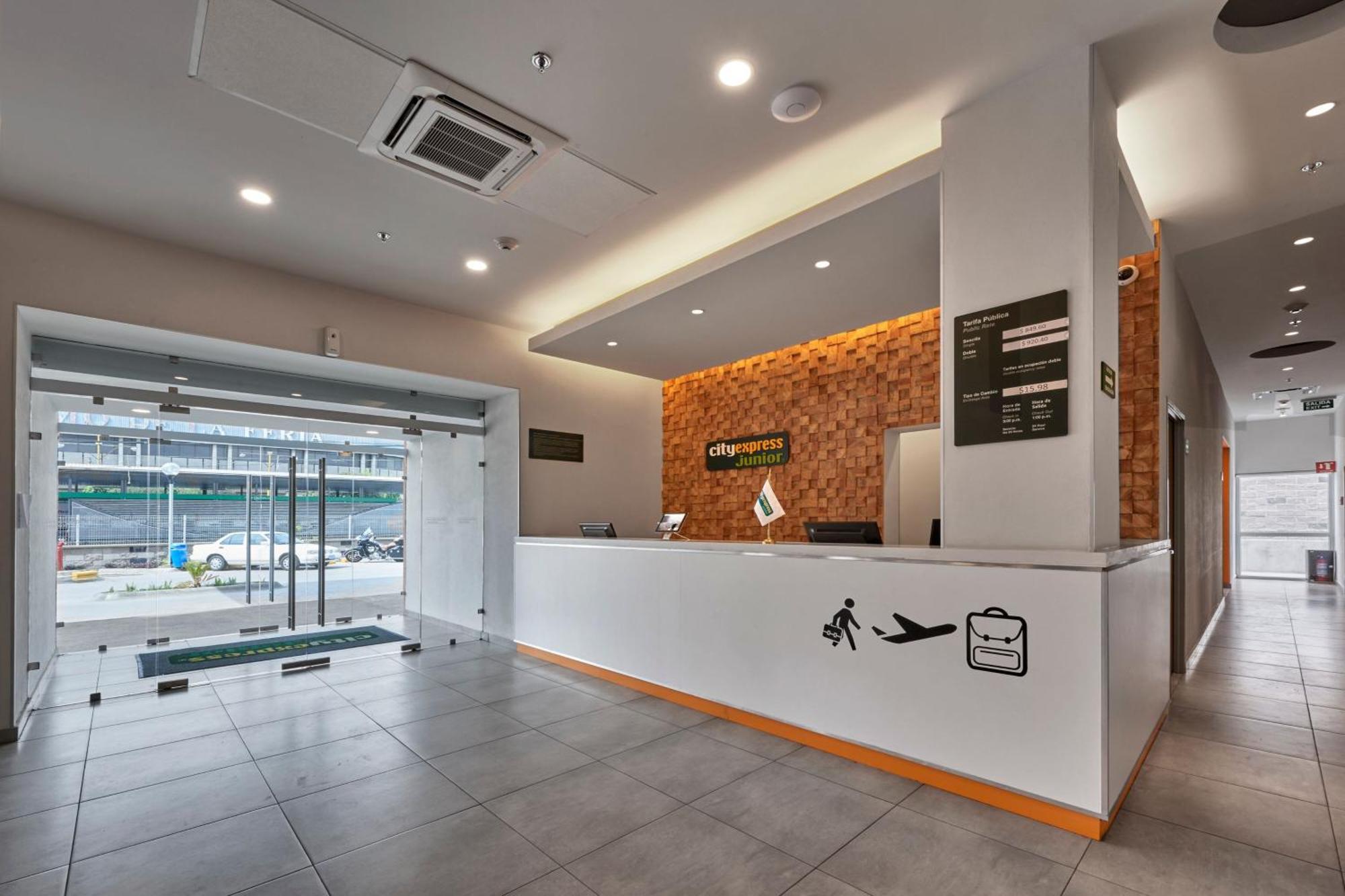 City Express Junior By Marriott Leon Centro De Convenciones Экстерьер фото