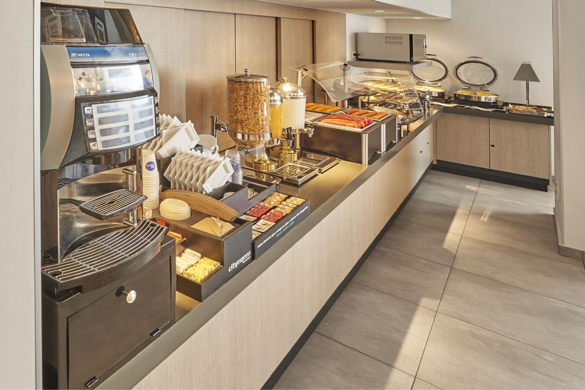 City Express Junior By Marriott Leon Centro De Convenciones Экстерьер фото