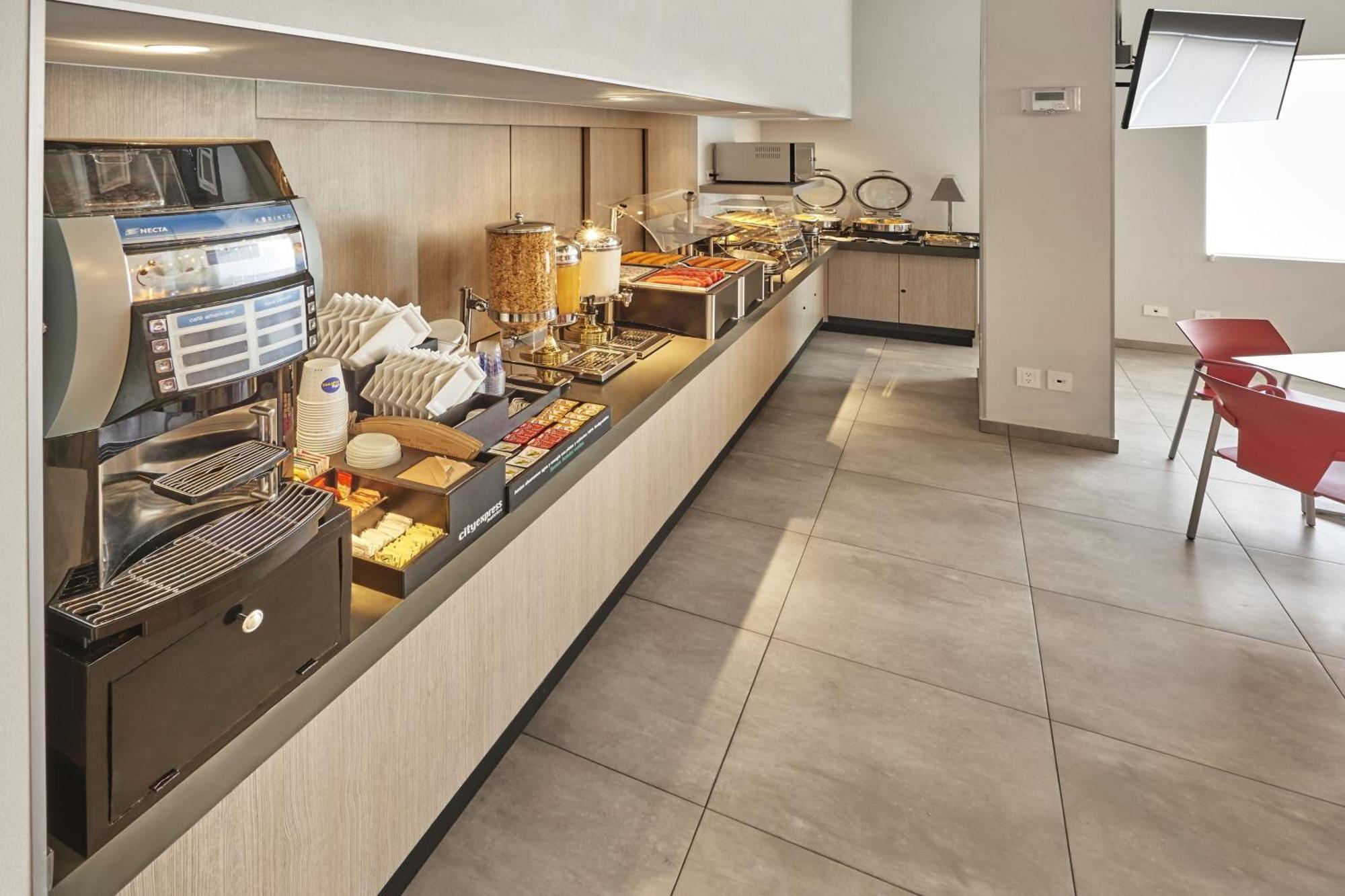 City Express Junior By Marriott Leon Centro De Convenciones Экстерьер фото