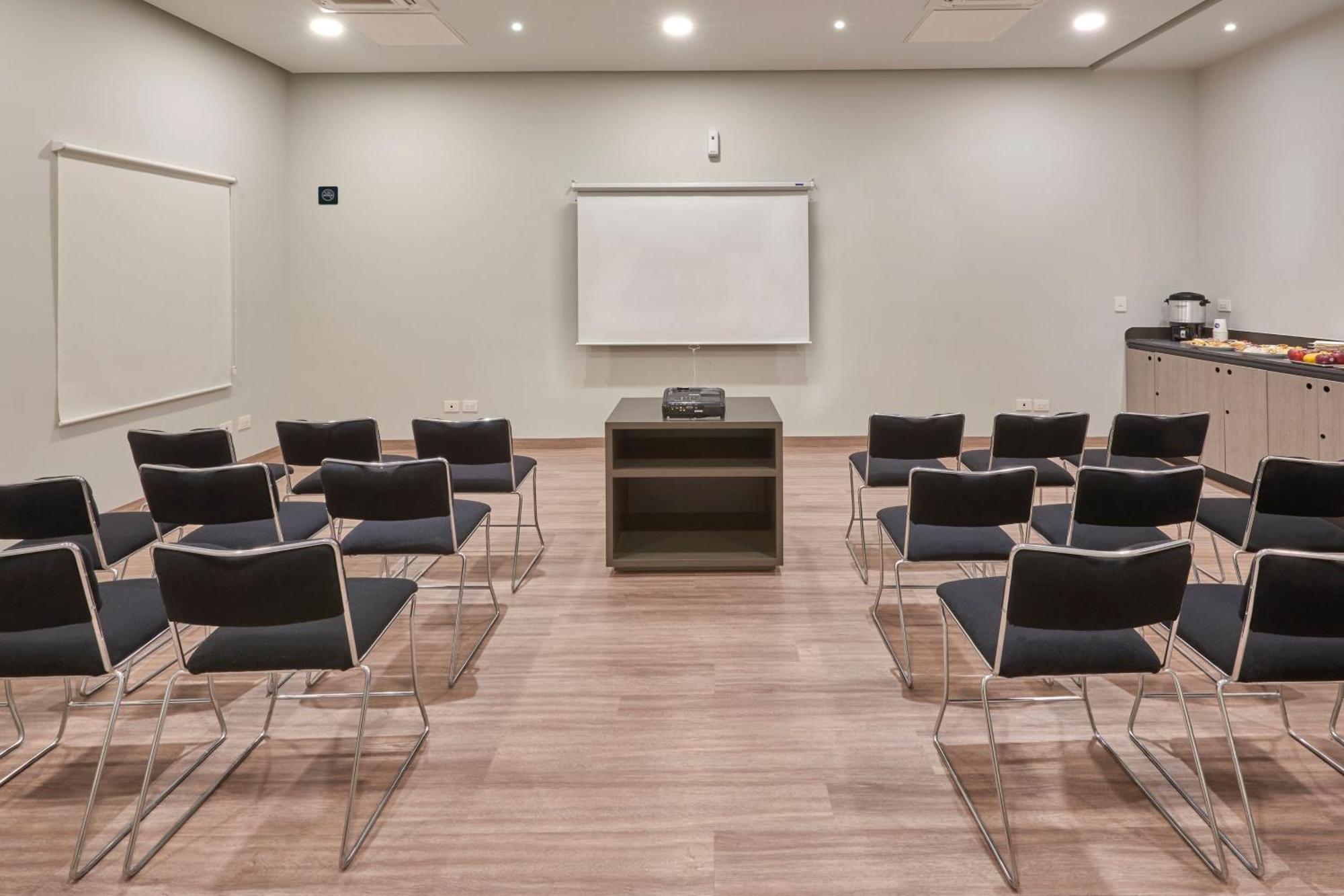 City Express Junior By Marriott Leon Centro De Convenciones Экстерьер фото