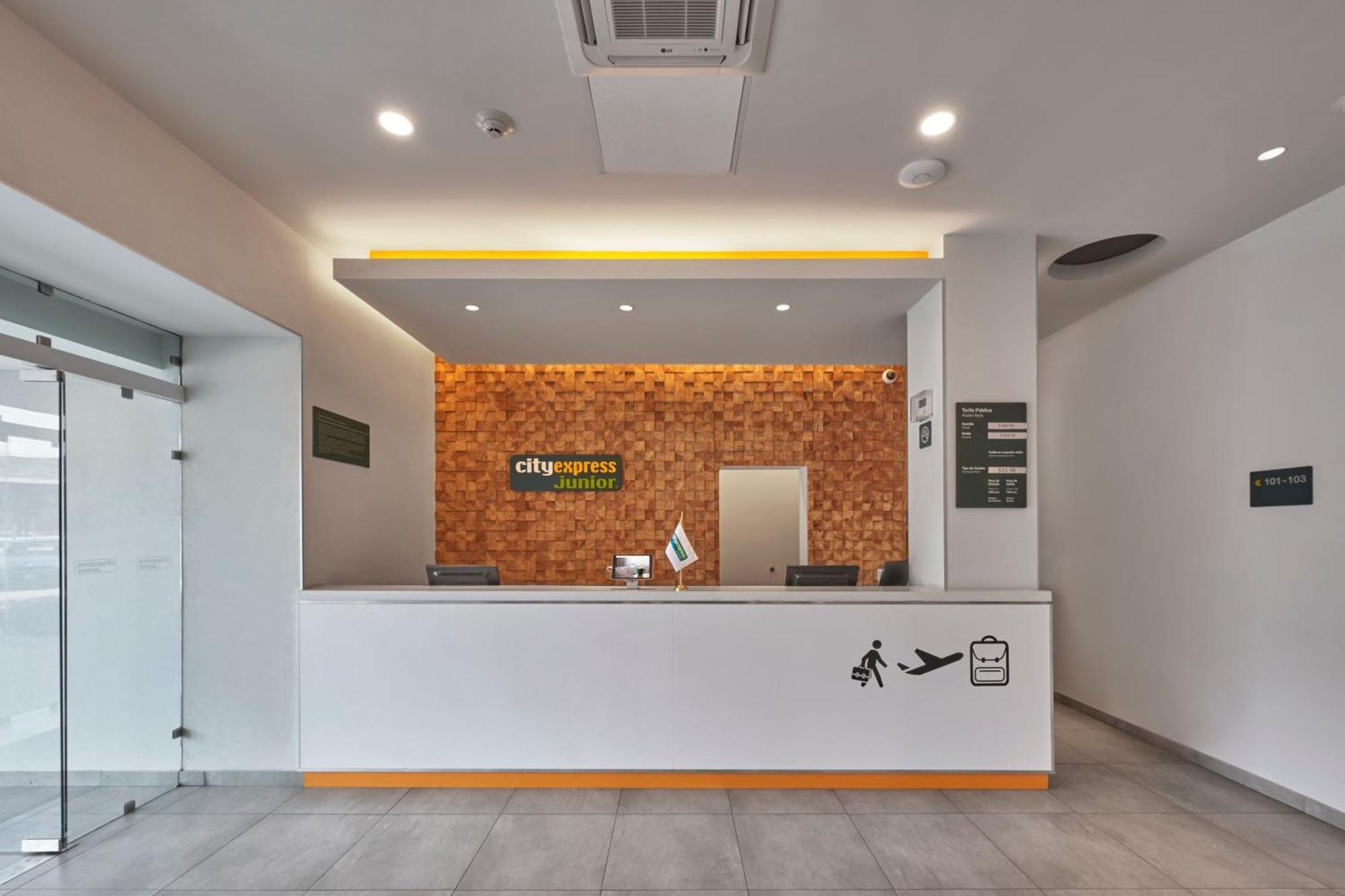 City Express Junior By Marriott Leon Centro De Convenciones Экстерьер фото